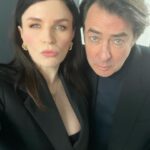 Aisling Bea Instagram - Ooh, gossip? Yes I also heard that she wore @kathbum’s old clothes & hairband on Jonathan Ross last night. I also wore her underwear, but that was a different evening and the photos have yet to surface owing to a strong NDA. Second hand is the best hand! @thejonathanrossshowofficial all available to watch now on ITV player and probs on Youtube and the dark web, I talk about Avoidance, Alice and Jack and a bit about Doctor Who for the Whovians. Also thank you to hair & makeup superstar @beautybybrandong for whipping my face and hair into shape. 💄
