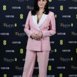Aisling Bea Instagram - This Barbie runs an ethical bank with no connection to fossil fuels. Thanks to @bafta & @vanityfair for having me & the gals at your pardeee & mostly to @thedecklondon_ for loaning me this gorgeous Jam Mallow Biscuit tasty looking suit. Love this brand. They’re the only female owned tailors on Saville Row, they advocate for slow fashion pieces you get made to last working with sustainable mills & sourcing ethical & durable materials. All my jewellery are old bits from @alighiri @chupi second hand bits from @vestiare & a @chooselove necklace from Rachel Jackson. “Why do I need to know this Aisling?”, “Well Greg, you may not need to know but if I don’t add this bit people bloody flood my dms with questions”. @ee @loopvip #EERisingStar #EEBAFTAs #aislingrecommendsecoorsociallyconsciousbrandseverydayuntilxmas