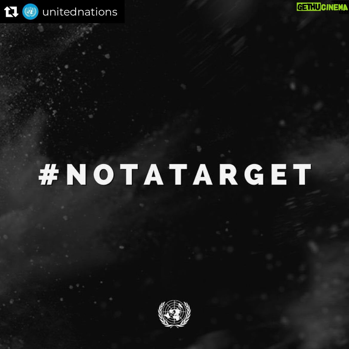 Aisling Bea Instagram - #CeaseFireNow What’s happening in Gaza is truly a horror. With starvation now killing children and food aid just there waiting to be allowed safe access , it’s unimaginable that it’s still being allowed to happen. #Repost from @unitednations • An attack on one of the very few remaining @unrwa distribution centres in Gaza comes as food supplies are running out and hunger is widespread. At least one colleague was killed, and many more injured. Safe and secure access must be ensured to allow for the delivery of life-saving humanitarian aid. #NotATarget