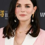 Aisling Bea Instagram - This Barbie runs an ethical bank with no connection to fossil fuels. Thanks to @bafta & @vanityfair for having me & the gals at your pardeee & mostly to @thedecklondon_ for loaning me this gorgeous Jam Mallow Biscuit tasty looking suit. Love this brand. They’re the only female owned tailors on Saville Row, they advocate for slow fashion pieces you get made to last working with sustainable mills & sourcing ethical & durable materials. All my jewellery are old bits from @alighiri @chupi second hand bits from @vestiare & a @chooselove necklace from Rachel Jackson. “Why do I need to know this Aisling?”, “Well Greg, you may not need to know but if I don’t add this bit people bloody flood my dms with questions”. @ee @loopvip #EERisingStar #EEBAFTAs #aislingrecommendsecoorsociallyconsciousbrandseverydayuntilxmas