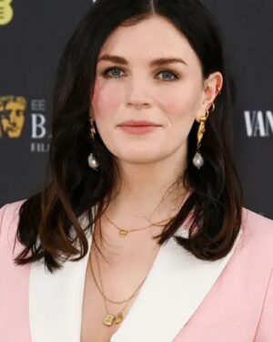 Aisling Bea Instagram - This Barbie runs an ethical bank with no connection to fossil fuels. 
Thanks to @bafta & @vanityfair for having me & the gals at your pardeee & mostly to @thedecklondon_ for loaning me this gorgeous Jam Mallow Biscuit tasty looking suit. 
Love this brand. They’re the only female owned tailors on Saville Row, they advocate for slow fashion pieces you get made to last working with sustainable mills & sourcing ethical & durable materials. 
All my jewellery are old bits from @alighiri @chupi second hand bits from @vestiare & a @chooselove necklace from Rachel Jackson. “Why do I need to know this Aisling?”, “Well Greg, you may not need to know but if I don’t add this bit people bloody flood my dms with questions”. 

@ee @loopvip
#EERisingStar
#EEBAFTAs #aislingrecommendsecoorsociallyconsciousbrandseverydayuntilxmas