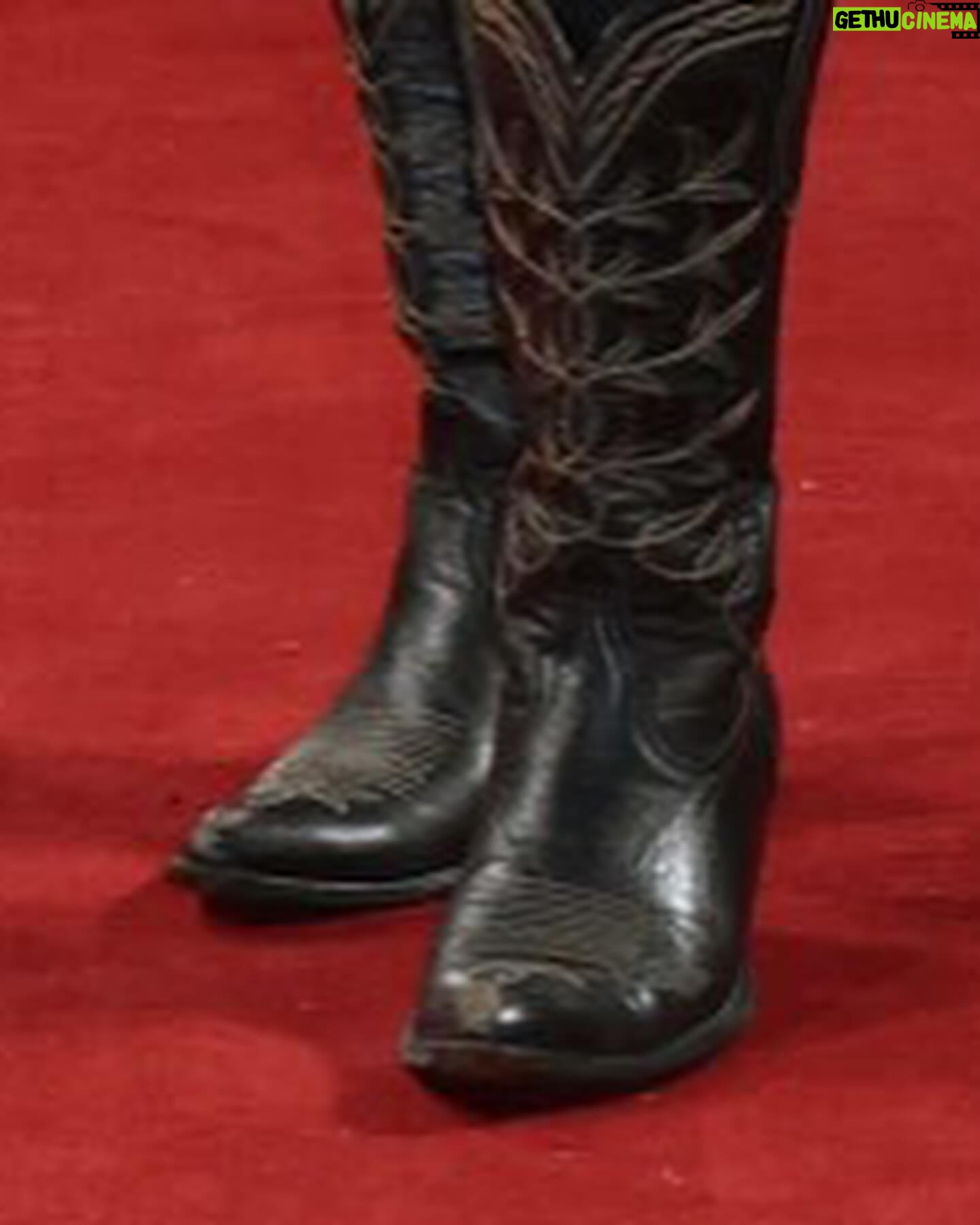 Aisling Bea Instagram - “It’s black tie?… oh. Well I’m already en route in the car so… would they settle for black… old boots?” Always read to the bottom of the email kids. That said delighted to be representing the afternoon at a nighttime event & thanks for the screening @aoustrangers & @searchlightuk