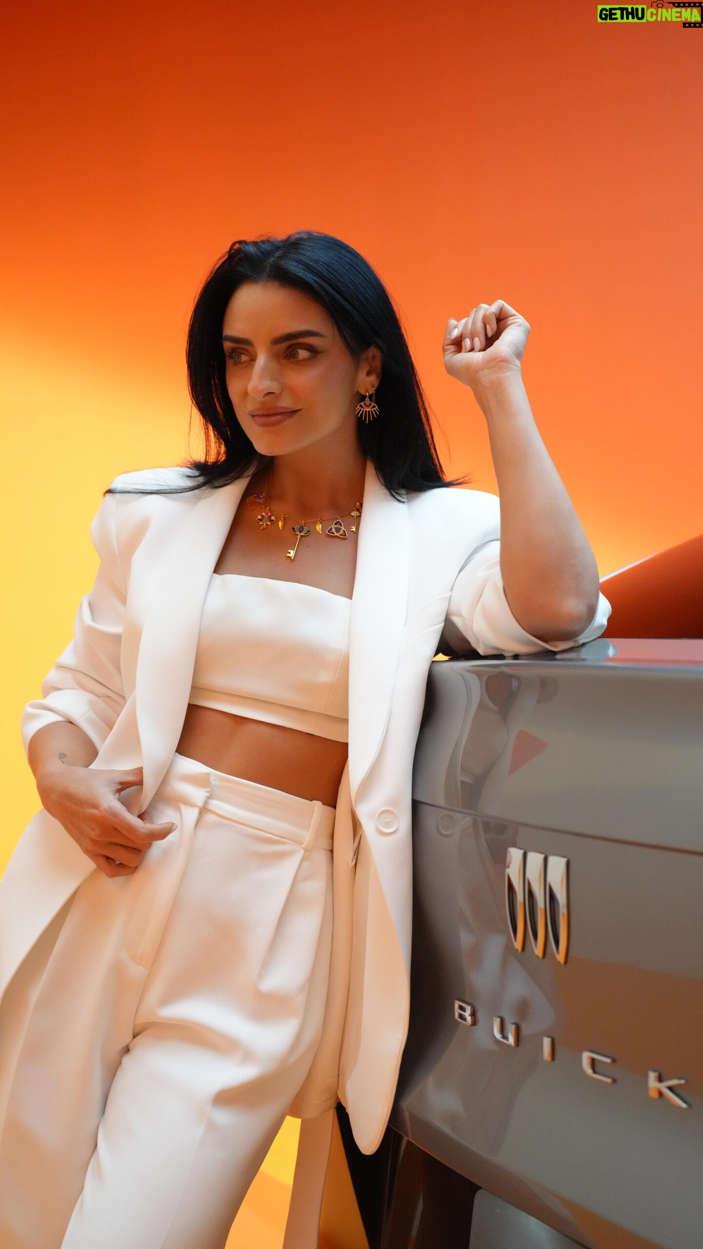 Aislinn Derbez Instagram - Ser auténtic@, creer en ti mism@ y elegir tu propio camino, #TeQueda, al igual que la nueva #BuickEnvista que sabe de ser audaz y lo demuestra en cada linea de su diseño. Ya la conoces? @buickmexico 📸 @dddiegortiz