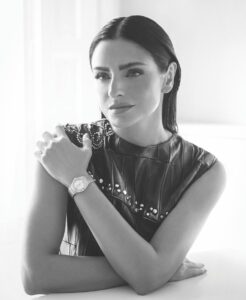 Aislinn Derbez Instagram - No puedo estar mas emocionada con esta edición de Abril de @harpersbazaarmx me fascinaron las fotos y aún mas la hermosa entrevista que me hicieron🥰 Fotografía: @juankr_ Styling: @cateoniwiki Entrevista: @joalferez Maquillaje y peinado: @antonioromeromakeup Styling team: @novocano @anamumart Asistente de maquillaje y peinado: @nisamarjimenez Producción: @tamvekic para @roomservice039 PR: @colourstalent @el_lanco @lorenarobleto Director de arte: eloriginaldaro Directora editorial: @majoguzman