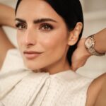 Aislinn Derbez Instagram - Creo que lo mas valioso en la vida es saber gestionar nuestro tiempo y cuidar muy bien a qué y a quién le damos nuestra atención. En esta foto para @harpersbazaarmx estoy usando un reloj de mi colección favorita de @omega “Constellation” la cual me encanta por su elegancia clásica atemporal y por su sutileza y sofisticación.