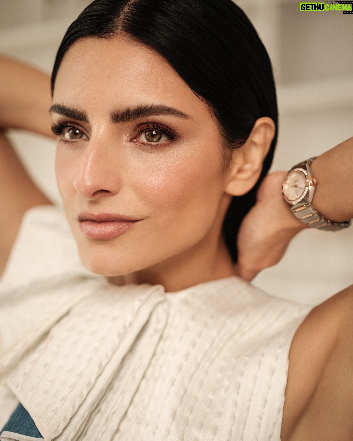 Aislinn Derbez Instagram - Creo que lo mas valioso en la vida es saber gestionar nuestro tiempo y cuidar muy bien a qué y a quién le damos nuestra atención. En esta foto para @harpersbazaarmx estoy usando un reloj de mi colección favorita de @omega “Constellation” la cual me encanta por su elegancia clásica atemporal y por su sutileza y sofisticación.