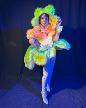 Aja Instagram - Pollinate me 🐝 🌸 

👗@connormccalden