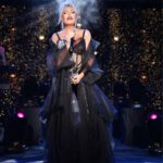 Ajda Pekkan Instagram - Bi’tık daha İzmir öyleyse 💙 #ajdaturnede #ajdapekkan #kerkisolfej #izmirkültürparkaçıkhavatiyatrosu # 📸 @boragokhan Kostüm: @burcusedefofficial Hair & Make up @rifatyuzuak @ozer_kabil Organizasyon @kerkisolfej