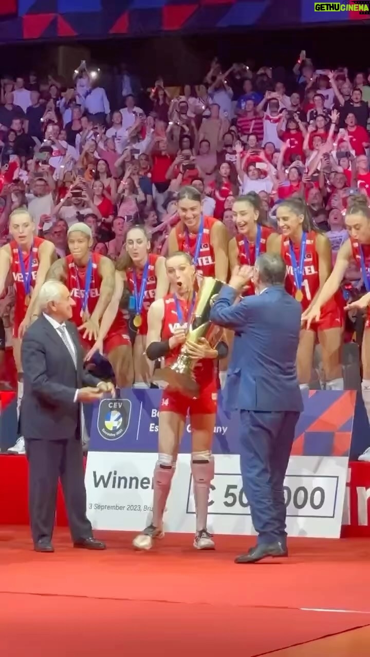 Ajda Pekkan - 33.6K Likes - 🇹🇷 Cumhuriyetimizin 100. Yılı kutlamalarına bundan daha güzel bir taçlandırma olamazdı , hepinizi ayrı ayrı güzel gönüllerinizden öperim , büyük gurur büyük sevinç 🇹🇷 kelimeler kifayetsiz kalıyor, emeği geçen herkese şahsım ve ülkem adına sonsuz teşekkürler 🙏🏻 iyiki varsınız Filenin Sultanları , Cumhuriyetin aydın savaşçı kızları ❤️🇹🇷🎉#fileninsultanları #türkiyevoleybolfederasyonu #şampiyontürkiye #europeanchampion #ajdapekkan#