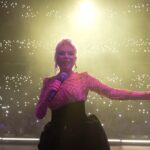 Ajda Pekkan Instagram – PSM Zorlu konserimizde olağanüstü bir sahnede, beni hiç yalnız bırakmayan siz çook sevdiklerimle ❤️ 

Kostüm @burcusedefofficial 
Video @cankarabulutofficial 
Prodüksiyon @sinanbader 
Organizasyon @kerkisolfej 
Hair & Make up @qbyhairfabric @hakankulturofficial 
#ajdaturnede#ajdapekkan#psmzorlu#kerkisolfej#