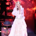 Ajda Pekkan Instagram – Aman Adanalı Canım Adanalı 🥁 …
Sevgili Adanalılar , Adana konserimizde Akdeniz insanın sıcaklığını , coşkusunu ve tabiki olağanüstü misafirperverliğini bana ve bizlere çok güzel hissettirdiniz. Hepinize sonsuz teşekkürler 🙏🏻 
Söz veriyorum tekrar buluşacağız ❤️

Ajda …

Kostüm @burcusedefofficial 
📸 @boragokhan 
#adana#ajdaturnede#ajdapekkan#kerkisolfej #çukurovaüniversitesi #