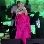 Ajda Pekkan Instagram - Çeşme 💓ne kadar özlemişimiz birbirimizi, harika bir geceydi iyi ki varsınız 💗🧿 📸 @boragokhan #ajdapekkan #boragokhan #kerkisolfej #çeşmeaçıkhavatiyatrosu #burcusedef #