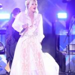 Ajda Pekkan Instagram – Aman Adanalı Canım Adanalı 🥁 …
Sevgili Adanalılar , Adana konserimizde Akdeniz insanın sıcaklığını , coşkusunu ve tabiki olağanüstü misafirperverliğini bana ve bizlere çok güzel hissettirdiniz. Hepinize sonsuz teşekkürler 🙏🏻 
Söz veriyorum tekrar buluşacağız ❤️

Ajda …

Kostüm @burcusedefofficial 
📸 @boragokhan 
#adana#ajdaturnede#ajdapekkan#kerkisolfej #çukurovaüniversitesi #