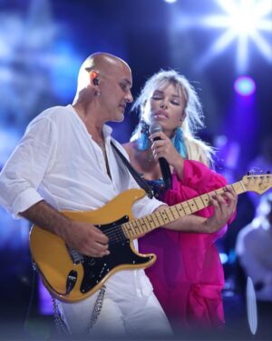 Ajda Pekkan Instagram - Çeşme 💓ne kadar özlemişimiz birbirimizi, harika bir geceydi iyi ki varsınız 💗🧿 📸 @boragokhan #ajdapekkan #boragokhan #kerkisolfej #çeşmeaçıkhavatiyatrosu #burcusedef #