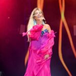 Ajda Pekkan Instagram - Çeşme 💓ne kadar özlemişimiz birbirimizi, harika bir geceydi iyi ki varsınız 💗🧿 📸 @boragokhan #ajdapekkan #boragokhan #kerkisolfej #çeşmeaçıkhavatiyatrosu #burcusedef #