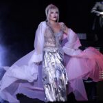Ajda Pekkan Instagram – Yazdan kalan nefis bir Antalya gecesinde çok keyifli bir konserdi.Enerjiniz ,sıcaklığınız , hiç durmayan alkışlarınız beni çok mutlu etti, iyi ki varsınız 💙
#antalya #ajdaturnede #süperstar #ajdapekkan #
📸 @boragokhan 
Kostüm @burcusedefofficial