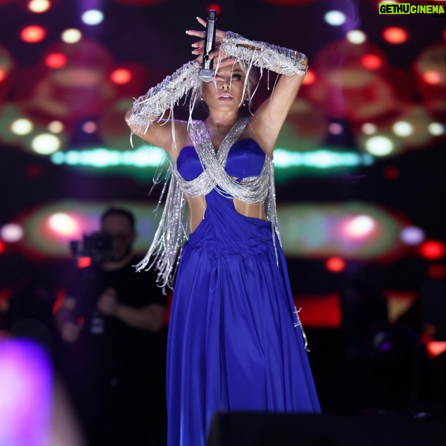 Ajda Pekkan Instagram - Dün gece İzmir Aliağa’da Zafer Bayramına yakışır olağanüstü bir buluşma yaşadık , çok sevgili Aliağa halkına ve de çok değerli Belediye Başkanımız @serkanacarizmir ‘e sonsuz teşekkürler 🙏🏻 📸 @boragokhan @burcusedefofficial @hakankulturofficial @ali_dlgc_ @caganogut @pollproduksiyon