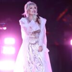 Ajda Pekkan Instagram – Yazdan kalan nefis bir Antalya gecesinde çok keyifli bir konserdi.Enerjiniz ,sıcaklığınız , hiç durmayan alkışlarınız beni çok mutlu etti, iyi ki varsınız 💙
#antalya #ajdaturnede #süperstar #ajdapekkan #
📸 @boragokhan 
Kostüm @burcusedefofficial