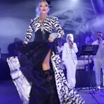 Ajda Pekkan Instagram - Dün akşamki Kuruçeçeşme Açıkhava Konserimizden 💫⭐️⭐️⭐️ Emeği geçen herkese sonsuz teşekkürler 🙏🏻 #ajdaturnede#ajdapekkan # 📸 @boragokhan Kostüm: @burcusedefofficial @ hair & make up @hakankulturofficial @özerkabil 👢 @papucci_veli Prodüksiyon @caganogut Organizasyon @pollproduksiyon