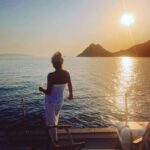 Ajda Pekkan Instagram – Nasil anlatsam , Nerden başlasam ….. Bodrum Bodrum 💙🌺🌺🌺🌺 #23ağustos #beklebenibodrumgeliyorum #sontatil#😌#ajdaturnede#ajdapekkan #bodrumantiktiyatro #sontatil #