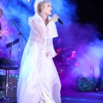 Ajda Pekkan Instagram – Yazdan kalan nefis bir Antalya gecesinde çok keyifli bir konserdi.Enerjiniz ,sıcaklığınız , hiç durmayan alkışlarınız beni çok mutlu etti, iyi ki varsınız 💙
#antalya #ajdaturnede #süperstar #ajdapekkan #
📸 @boragokhan 
Kostüm @burcusedefofficial