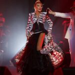 Ajda Pekkan Instagram - Dün akşamki Kuruçeçeşme Açıkhava Konserimizden 💫⭐️⭐️⭐️ Emeği geçen herkese sonsuz teşekkürler 🙏🏻 #ajdaturnede#ajdapekkan # 📸 @boragokhan Kostüm: @burcusedefofficial @ hair & make up @hakankulturofficial @özerkabil 👢 @papucci_veli Prodüksiyon @caganogut Organizasyon @pollproduksiyon