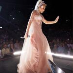 Ajda Pekkan Instagram - Büyülü bir geceydi 💫 Coşkunuz , dinmeyen alkışlarınız, hazırlık sürecinin tüm yorgunluğunu unutturdu hepimize 🙏🏻 Emeği geçen herkese sonsuz teşekkürler, iyi ki varsınız 🧿💙💫 Kostüm @burcusedefofficial Oversize Wings @elipeacock Koreografi @sunuevent Hair & Make up @rifatyuzuak @ali_dlgc_ @eveshoptr 📸 @boragokhan @bkmsahne