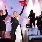 Ajda Pekkan Instagram – Cumhuriyetimizin 100.yılını layık olduğu coşkuyla kutladık . Cumhuriyetin kazanımlarıyla bu topraklarda huzur ve barış içinde yetişmiş ve bugünlere gelmiş bir Cumhuriyet kadını olarak bir kere daha Ulu önderimiz Atatürk ve silah arkadaşlarını, tüm şehit ve gazilerimizi şükran ve minnetle anıyorum. Bu vesileyle çok değerli Menemen halkı ve Belediye başkanımız @pehlivanaydinn beyefendiye misafirperverlikleri ve harika organizasyonları için tekrar çok teşekkürler ediyorum. 🇹🇷🙏🏻 

📸 @boragokhan
