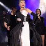 Ajda Pekkan Instagram – Cumhuriyetimizin 100.yılını layık olduğu coşkuyla kutladık . Cumhuriyetin kazanımlarıyla bu topraklarda huzur ve barış içinde yetişmiş ve bugünlere gelmiş bir Cumhuriyet kadını olarak bir kere daha Ulu önderimiz Atatürk ve silah arkadaşlarını, tüm şehit ve gazilerimizi şükran ve minnetle anıyorum. Bu vesileyle çok değerli Menemen halkı ve Belediye başkanımız @pehlivanaydinn beyefendiye misafirperverlikleri ve harika organizasyonları için tekrar çok teşekkürler ediyorum. 🇹🇷🙏🏻 

📸 @boragokhan