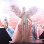 Ajda Pekkan Instagram - Büyülü bir geceydi 💫 Coşkunuz , dinmeyen alkışlarınız, hazırlık sürecinin tüm yorgunluğunu unutturdu hepimize 🙏🏻 Emeği geçen herkese sonsuz teşekkürler, iyi ki varsınız 🧿💙💫 Kostüm @burcusedefofficial Oversize Wings @elipeacock Koreografi @sunuevent Hair & Make up @rifatyuzuak @ali_dlgc_ @eveshoptr 📸 @boragokhan @bkmsahne