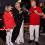 Ajda Pekkan Instagram – Cumhuriyetimizin 100.yılını layık olduğu coşkuyla kutladık . Cumhuriyetin kazanımlarıyla bu topraklarda huzur ve barış içinde yetişmiş ve bugünlere gelmiş bir Cumhuriyet kadını olarak bir kere daha Ulu önderimiz Atatürk ve silah arkadaşlarını, tüm şehit ve gazilerimizi şükran ve minnetle anıyorum. Bu vesileyle çok değerli Menemen halkı ve Belediye başkanımız @pehlivanaydinn beyefendiye misafirperverlikleri ve harika organizasyonları için tekrar çok teşekkürler ediyorum. 🇹🇷🙏🏻 

📸 @boragokhan