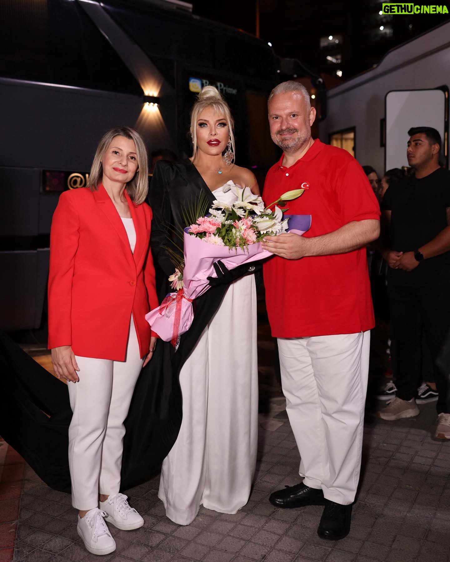 Ajda Pekkan Instagram - Cumhuriyetimizin 100.yılını layık olduğu coşkuyla kutladık . Cumhuriyetin kazanımlarıyla bu topraklarda huzur ve barış içinde yetişmiş ve bugünlere gelmiş bir Cumhuriyet kadını olarak bir kere daha Ulu önderimiz Atatürk ve silah arkadaşlarını, tüm şehit ve gazilerimizi şükran ve minnetle anıyorum. Bu vesileyle çok değerli Menemen halkı ve Belediye başkanımız @pehlivanaydinn beyefendiye misafirperverlikleri ve harika organizasyonları için tekrar çok teşekkürler ediyorum. 🇹🇷🙏🏻 📸 @boragokhan