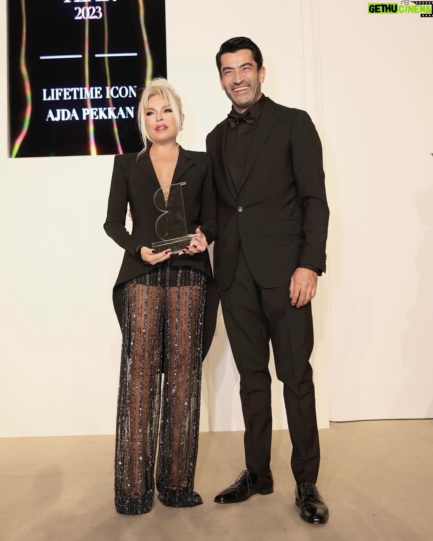 Ajda Pekkan Instagram - Harper’s Bazaar Türkiye’nin 30.yıldönümü kutlaması vesilesiyle bu yıl ilk defa Türkiyede düzenlenen “ Women of the Year “ ödül gecesinde adıma ithaf edilen “ Life Time Icon “ ödülü benim için çok tatlı bir süpriz oldu, çok keyif aldığım bu gecede emeği geçen herkese sonsuz teşekkürler 🙏🏻 #harpersbazaarturkey #ajdapekkan #icon#thewomenoftheyearawards #lifetimeicon #ajdapekkan #