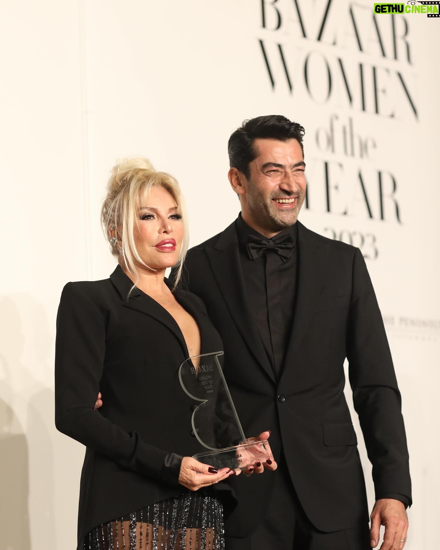 Ajda Pekkan Instagram - Harper’s Bazaar Türkiye’nin 30.yıldönümü kutlaması vesilesiyle bu yıl ilk defa Türkiyede düzenlenen “ Women of the Year “ ödül gecesinde adıma ithaf edilen “ Life Time Icon “ ödülü benim için çok tatlı bir süpriz oldu, çok keyif aldığım bu gecede emeği geçen herkese sonsuz teşekkürler 🙏🏻 #harpersbazaarturkey #ajdapekkan #icon#thewomenoftheyearawards #lifetimeicon #ajdapekkan #