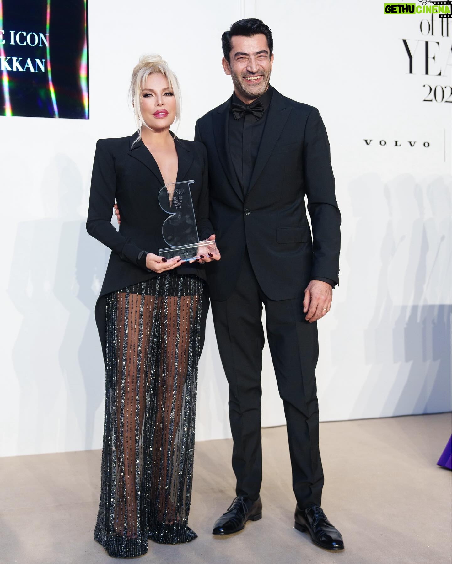 Ajda Pekkan Instagram - Harper’s Bazaar Türkiye’nin 30.yıldönümü kutlaması vesilesiyle bu yıl ilk defa Türkiyede düzenlenen “ Women of the Year “ ödül gecesinde adıma ithaf edilen “ Life Time Icon “ ödülü benim için çok tatlı bir süpriz oldu, çok keyif aldığım bu gecede emeği geçen herkese sonsuz teşekkürler 🙏🏻 #harpersbazaarturkey #ajdapekkan #icon#thewomenoftheyearawards #lifetimeicon #ajdapekkan #
