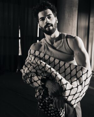 Akın Akınözü Instagram - 2 0 2 2  @lofficielhommesturkiye

Genel Yayın Yönetmeni @baglankeskin
Fotoğraf @erdi_dogan
Moda editörü @yagmurkural_
Saç stylisti @akinunalofficiall
Makyaj artisti @zeynepdombaycioglu
