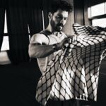 Akın Akınözü Instagram - 2 0 2 2 @lofficielhommesturkiye Genel Yayın Yönetmeni @baglankeskin Fotoğraf @erdi_dogan Moda editörü @yagmurkural_ Saç stylisti @akinunalofficiall Makyaj artisti @zeynepdombaycioglu
