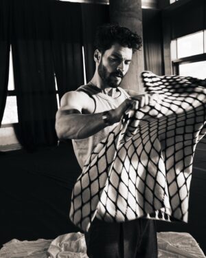 Akın Akınözü Instagram - 2 0 2 2  @lofficielhommesturkiye

Genel Yayın Yönetmeni @baglankeskin
Fotoğraf @erdi_dogan
Moda editörü @yagmurkural_
Saç stylisti @akinunalofficiall
Makyaj artisti @zeynepdombaycioglu