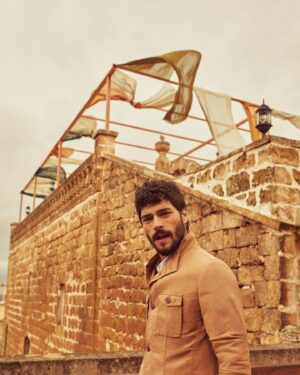 Akın Akınözü Instagram - Bu mistik ve keyifli çekim için teşekkürler... Nisan @cosmopolitanturkiye ⚡
Röportaj: @damladurak
Fotoğraf: @selcukdanyildiz
Styling: @simgeyucepurkaya