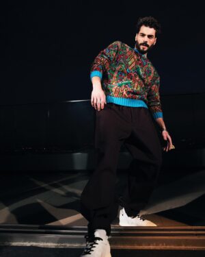 Akın Akınözü Instagram - 2 0 2 2  @lofficielhommesturkiye

Genel Yayın Yönetmeni @baglankeskin
Fotoğraf @erdi_dogan
Moda editörü @yagmurkural_
Saç stylisti @akinunalofficiall
Makyaj artisti @zeynepdombaycioglu