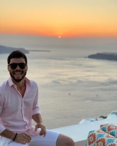 Akın Akınözü Instagram - “Sunsets are proof that no matter what happens, every day can end beautifully.” #santorini