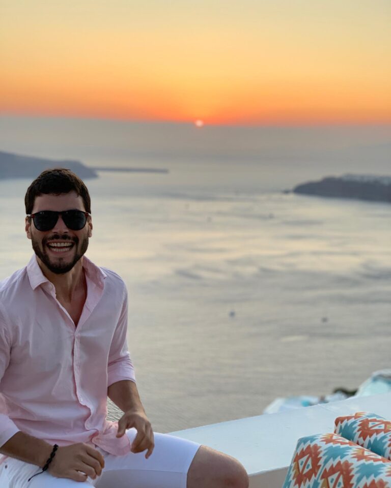 Akın Akınözü Instagram - “Sunsets are proof that no matter what happens, every day can end beautifully.” #santorini