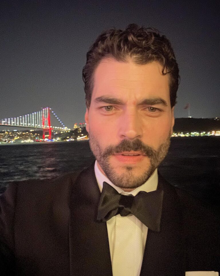 Akın Akınözü Instagram - Thirty three just as it should bee:) Bana sevildiğimi hissettiren ve doğum günümün iyiliklere aracı olmasını sağlayan herkese teşekkür ederim🙏 İyi ki…