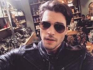 Akın Akınözü Instagram - Sette birtakım denemeler...