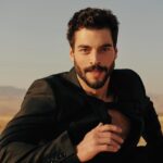 Akın Akınözü Instagram - Yeni yılın, hayatımıza “DENGE” getirmesi dileğiyle... @gqturkiye —— Genel Yayın Yönetmeni: @alitufankoc Fotoğraf: @tugberk_acar Yazı: @alperetis Styling: @erkanaltunay Saç: @huseyinnaltunn