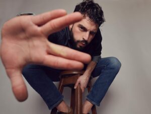 Akın Akınözü Instagram - #hurriyetpazar @hakangence röportaj kareler vol.1 📸: @muhsinakgunofficial Special thanks to @gunfer