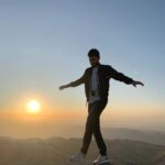 Akın Akınözü Instagram - 30.yaşımın hayatıma, Nemrut Dağı’na doğan güneş gibi doğmasını dilerim... Şimdiden sevginizle ve desteğinizle, hayatıma bu dileğimin bile ötesinde bir güzellik kattığınız için hepinize çok teşekkür ederim🙏 Bundan sonra bana da bu yolda dengemi kaybetmeden sizinle beraber yürümek düşer...