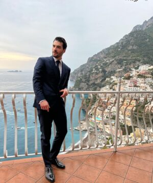 Akın Akınözü Instagram - This is “Pose-itano” #julieolivierwedding
