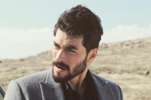 Akın Akınözü Instagram - “... Düşmanıyım ben de cılız güzelliklerin, 
Rüzgar! Bu dağ başlarında çırpınan serin
Kanatların gökyüzünde akan bir seldir, 
Bana kudret ve cesaret veren bir eldir.
Beşerlikten uzaktayım senin ülkende, 
Senin gibi azamete aşıkım ben de.
İşte Rüzgar! Senin gibi ben de deliyim.
Islıklarım senin gibi inlemelidir, 
Herkes beni ürpererek dinlemelidir.
Rüzgar! Sana, yalnız sana benzemeliyim.” #sabahattinali #tbt #hercai
