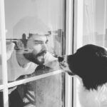 Akın Akınözü Instagram - #EvdeKal çünkü bütün maskelerinden arındığın tek yer evindir. #DurmayıÖğren çünkü dünyanın dinlenmeye, temizlenmeye, kendini iyileştirmeye ve kuşların seslerini duymaya ihtiyacı var. #SıkılmayaBaşla çünkü koşuşturmacanın içinde neyi nasıl tükettiğini ve ürettiğini sorgulamayı unuttun. #ÖncelikleriniHatırla çünkü ruhunu,aileni,evini,yolunu ve nefesini kaybediyorsun... #BaşkalarınıDüşün çünkü kendinden daha büyük bir şeyi korumakla sorumlusun ve hiçbir ayrım olmadan hepimiz birbirimize bağlıyız. #SosyalMesafe çünkü otomatikleşmiş sosyal temaslarına anlam yüklemen gerekiyordu. #SabırlıOl çünkü buna benzer olaylar tarihte yaşandı ve geçti; panik yapmak, yarardan çok zarar getirir. #DersAl çünkü bu sınavdan geçemezsen çocukların, torunların aynı sınavı vermek zorunda kalacaklar. #HayatEveSığar çünkü zaten hayat evden çıkar ama huzur mu yoksa virüs mü yayacak bu senin seçimlerine bakar. Ve unutma; Korku olabilir ama nefret olmak zorunda değil, İzolasyon olabilir ama yalnızlık olmak zorunda değil, Hastalık olabilir ama ruh çürümesi olmak zorunda değil, Evet ölüm bile olabilir ama her zaman sevginin ve özgürlüğün yeniden doğumu da olabilir. #EvdeKal çünkü dünya senin tek evin ve ona ödemen gereken büyük bir borcun var...